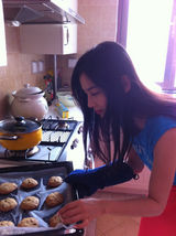 高清:黄圣依夏日家居照曝光 亲自下厨显现质朴一面