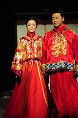 组图：陈思诚佟丽娅快乐大本营举办中式婚礼