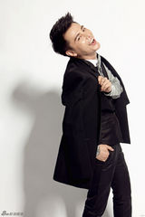 组图：孙坚型男写真玩转雅痞风