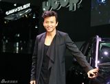 组图：邓超亮相上海车展 代言新车被赞“真男人”