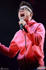 组图：古惑仔五子开唱显本色 伊健小春示爱太太