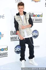 组图：贾斯汀-比伯帅气亮相秀潮鞋
