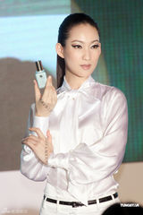 组图：Lisa S台湾做代言 想和白歆惠尝麻辣火锅