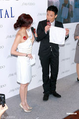 幻灯图：杨谨华性感半球代言 丁子高为其加冕献花