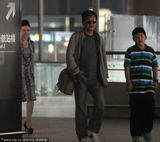 组图：朱军带爱子现身机场 一家三口幸福出游