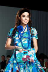 幻灯图集：桂纶镁斜肩裙美艳 蔡健雅宝蓝装优雅