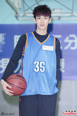 组图：柯震东亮相学校篮球场秀球技