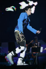 高清图：萧敬腾个唱边唱边跳 另类造型吸睛