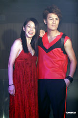 组图：吴克群发新专辑 单膝下跪示爱徐若瑄