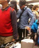 组图：刘恺威携杨幂恩爱赴港 疑似返家见家长