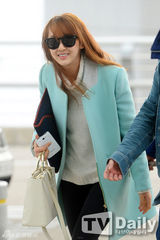 组图：SISTAR多顺赴港 蓝色大衣纯净甜美