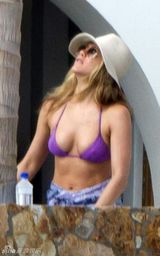 高清组图：安妮斯顿海滩过感恩节 穿比基尼不慎凸点