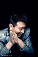 组图：李乃文全新写真眉目传情 演绎时尚酷雅绅士