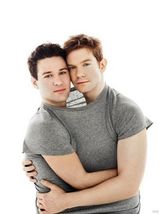 组图：同志情侣齐登时尚品牌大片 相拥幸福满溢