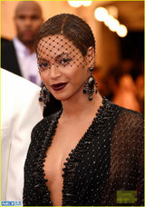 组图：碧昂斯与Jay Z大秀恩爱 V领礼服妩媚十足