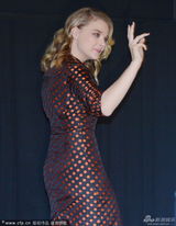 组图：《魔女嘉莉》记者会 科洛波点裙复古迷人