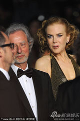 组图：妮可戛纳走红毯 长裙高贵大秀无瑕美背