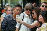 组图：泰勒-斯威夫特白衬衫现身街头 标志红唇抢眼