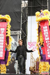 组图：罗志祥高空悬坐 与女舞伴大跳求爱舞