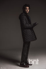 组图：韩歌手郑俊英时尚写真 展休闲绅士风