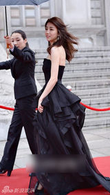 组图：百想红毯朴有天帅气 女星主打黑裙秀性感