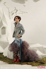 组图：卢凯彤为个唱拍海报 抱猫咪送红包