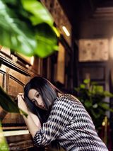 组图：王雅捷古堡拍奢华大片 传奇女子优雅绽放