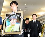 组图：金喜善等含泪参加金宗鹤导演遗体告别式