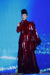 组图：央视春晚宋祖英席琳迪翁合唱《茉莉花》