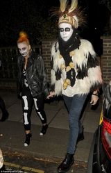 组图：众星亮相万圣节派对 凯特-摩斯白面红唇诡异