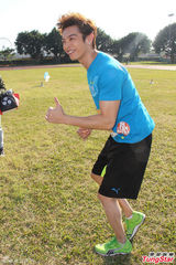 组图：辰亦儒出席运动会 与小朋友装嫩卖萌