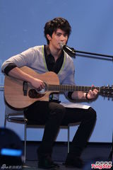 组图：泰剧小生Son自认小王力宏 台湾拥抱粉丝