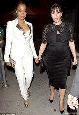 组图：卡戴珊踩高跟鞋无顾忌 深V紧身裙孕味足