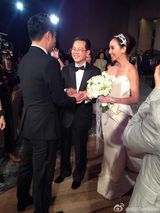 组图:关颖婚礼照爆乳出镜 伴娘团美艳