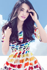 组图：姚晨登开春封面 彩裙斑斓漫步云端