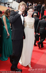 幻灯图：张曼玉前夫新作首映 红毯紧盯女演员美胸