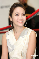 幻灯图：侯佩岑展OL气质 正挑选婚纱盼今年出嫁