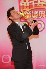 组图：黄智贤凭《潜行狙击》获得最佳男配角奖