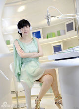 组图：周慧敏拍摄广告宣传片 大胆挑战性感极限