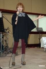 组图：容祖儿为个唱练团 青峰探班一脸睡意