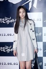 组图：裴勇俊捧场韩片首映 金贤重宋仲基齐亮相