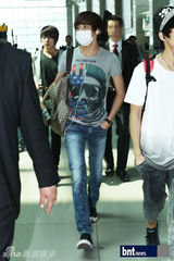 组图：FTISLAND赴台巡演亮相机场李弘基美甲抢镜