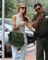 高清组图：惠特莉和男友杰森亮相 牛仔裤秀长腿