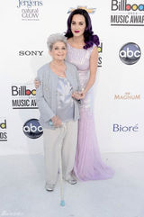 组图：凯蒂-佩里华服亮相公告牌音乐奖