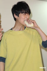 组图：严爵为林书豪创作歌曲 失恋寄情于工作