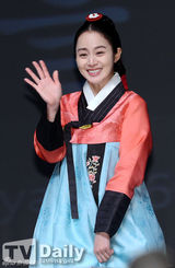 组图：韩星金泰熙穿韩服端庄出席活动