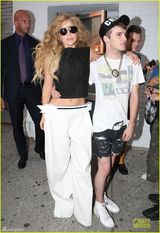 组图：Gaga与歌迷搭肩合影 MTV颁奖礼将唱开场