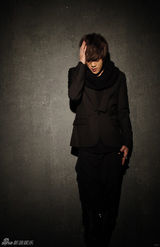 组图：HIT-5拍黑色系写真 乖乖男变酷型魅男