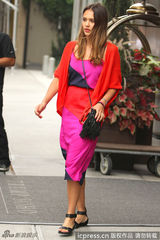 组图：阿尔芭桃红拼接裙养眼迷人