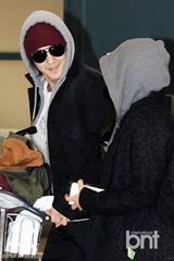 组图：文根英金汎(金范)公开恋情后首亮相牵手回国